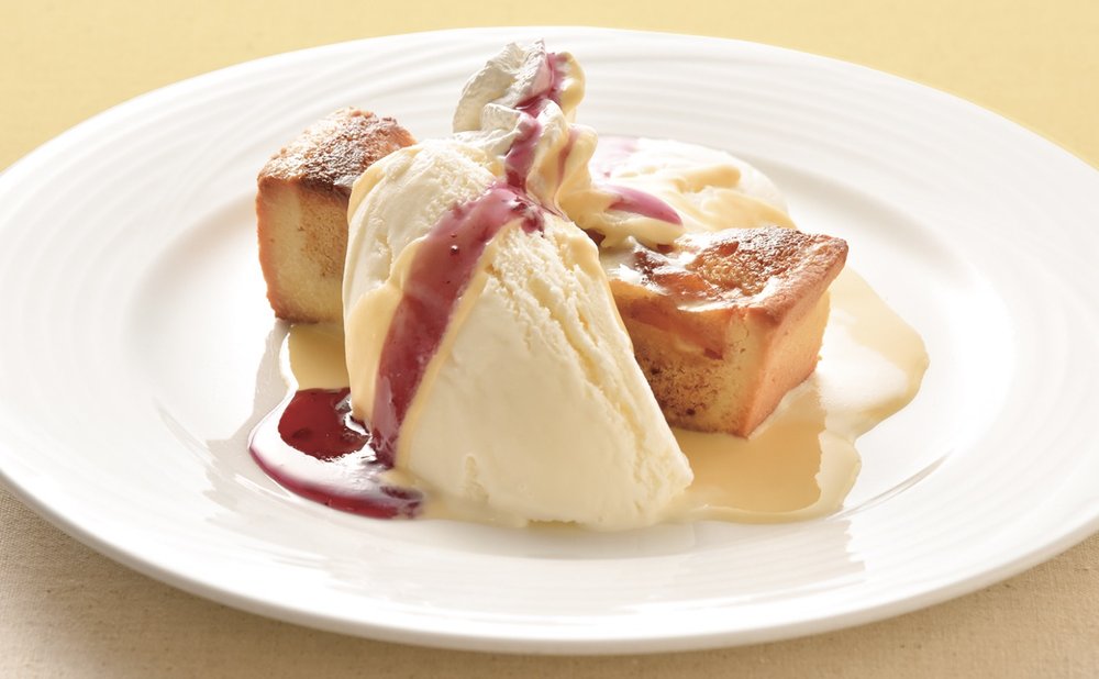 温かいりんごケーキにアイスクリーム