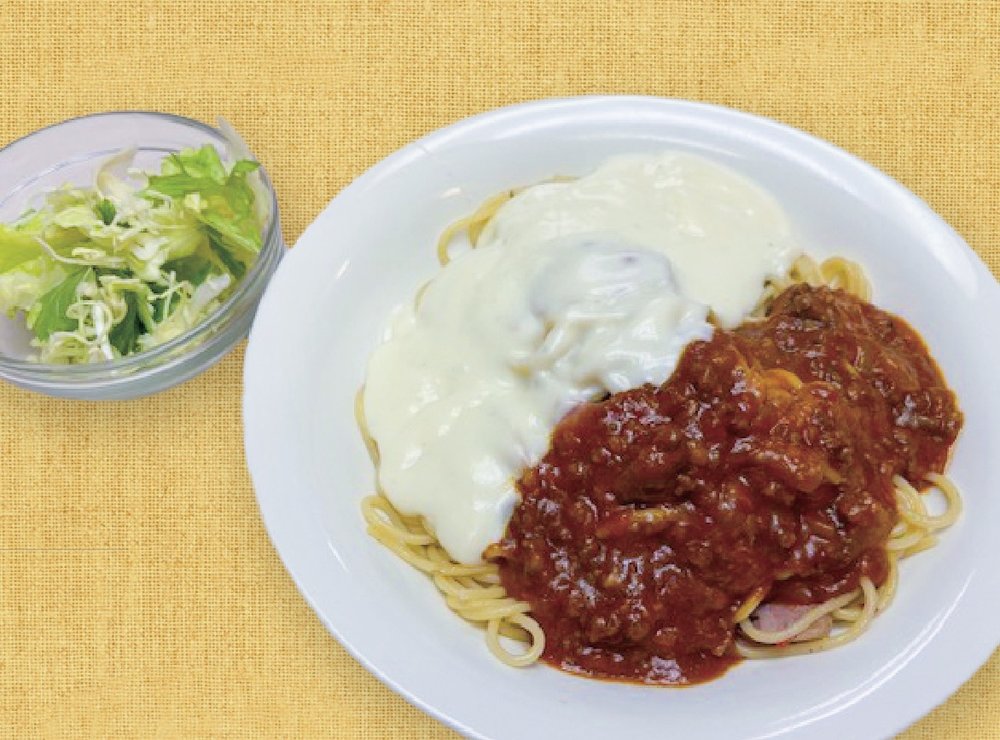 ボロネーズとホワイトソースの合掛けスパゲッティ